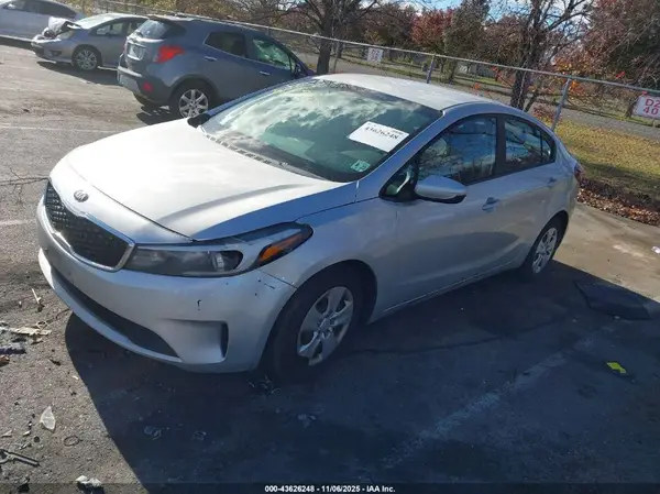 3KPFK4A70JE281216 2018 KIA FORTE - Image 2