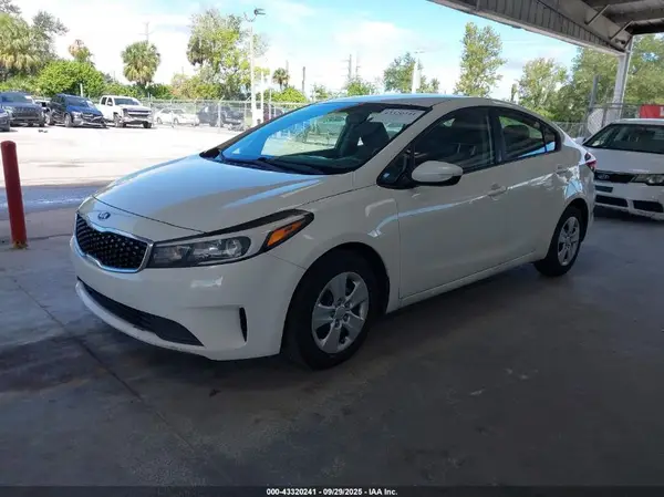 3KPFK4A70JE284620 2018 KIA FORTE - Image 2