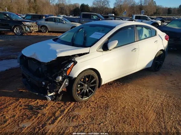3KPFK4A70JE284813 2018 KIA FORTE - Image 2
