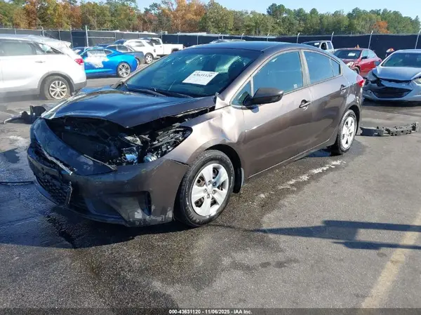 3KPFK4A71HE018579 2017 KIA FORTE - Image 2