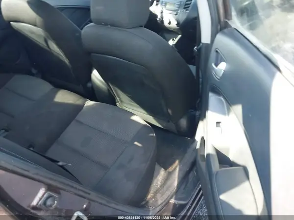 3KPFK4A71HE018579 2017 KIA FORTE - Image 8
