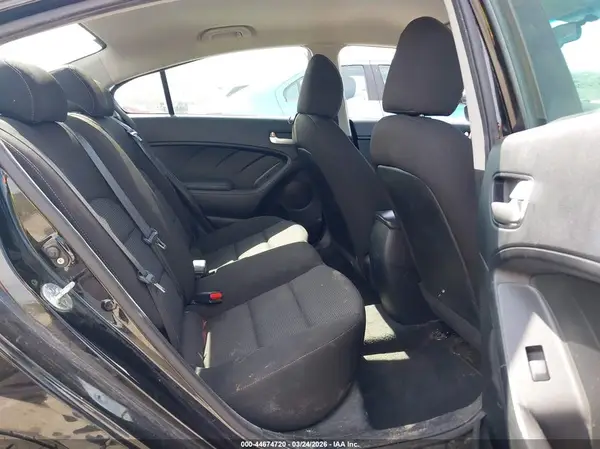 3KPFK4A71HE020252 2017 KIA FORTE - Image 8