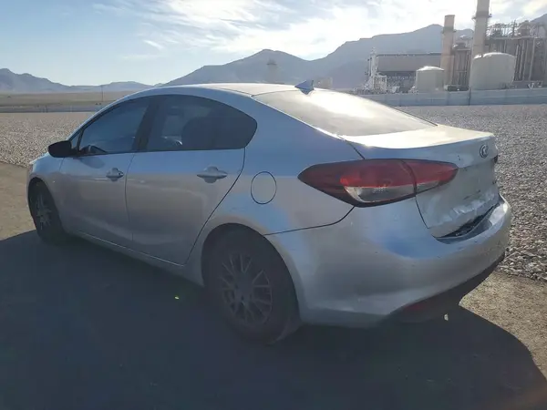 3KPFK4A71HE038301 2017 KIA FORTE - Image 2