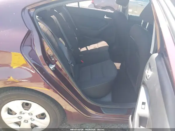 3KPFK4A71HE042784 2017 KIA FORTE - Image 8