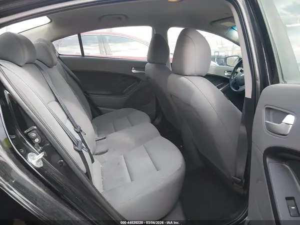 3KPFK4A71HE044440 2017 KIA FORTE - Image 8