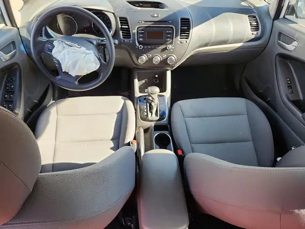 3KPFK4A71HE050318 2017 KIA FORTE - Image 8