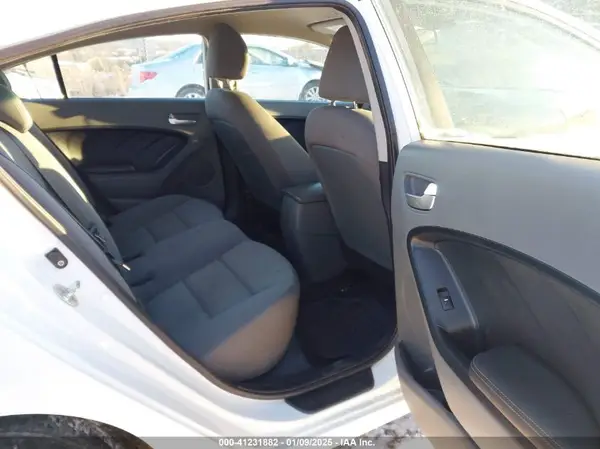 3KPFK4A71HE050531 2017 KIA FORTE - Image 8