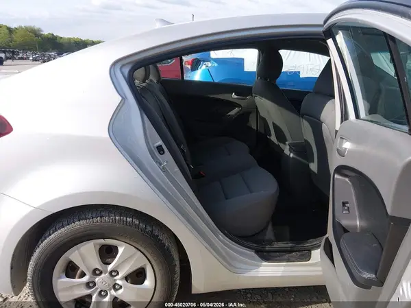 3KPFK4A71HE051551 2017 KIA FORTE - Image 8