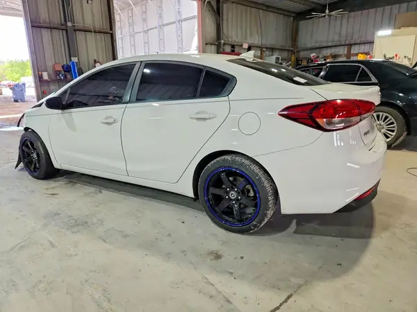 3KPFK4A71HE053896 2017 KIA FORTE - Image 2