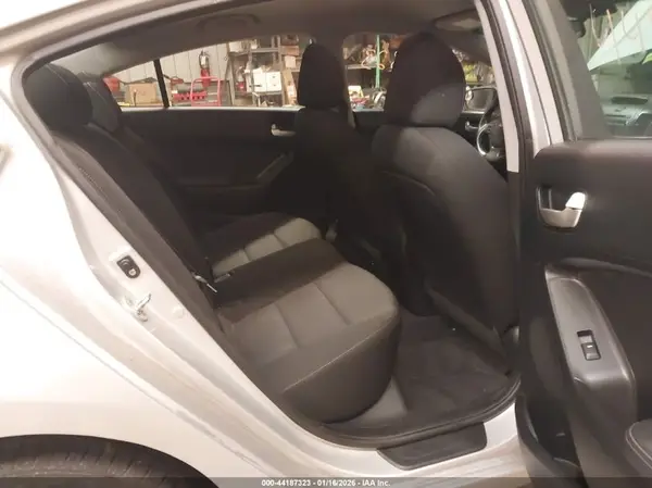 3KPFK4A71HE055471 2017 KIA FORTE - Image 8