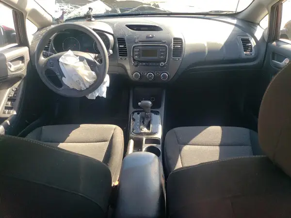 3KPFK4A71HE060024 2017 KIA FORTE - Image 8