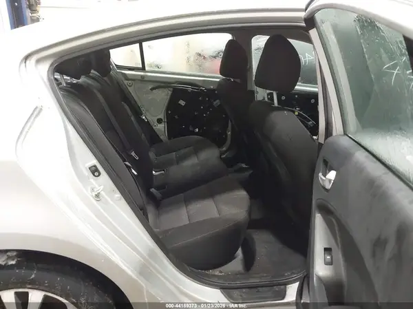3KPFK4A71HE060542 2017 KIA FORTE - Image 8