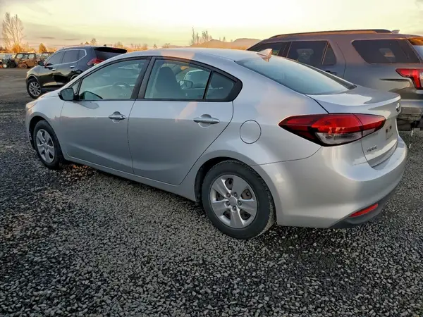 3KPFK4A71HE065840 2017 KIA FORTE - Image 2