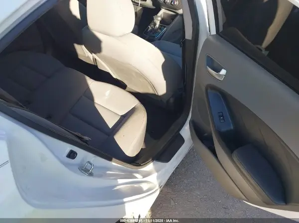 3KPFK4A71HE069760 2017 KIA FORTE - Image 8