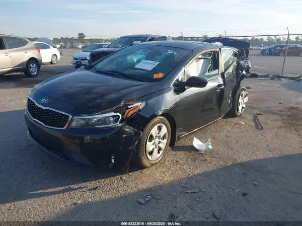 3KPFK4A71HE072285 2017 KIA FORTE - Image 2