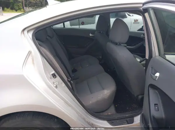 3KPFK4A71HE073100 2017 KIA FORTE - Image 8