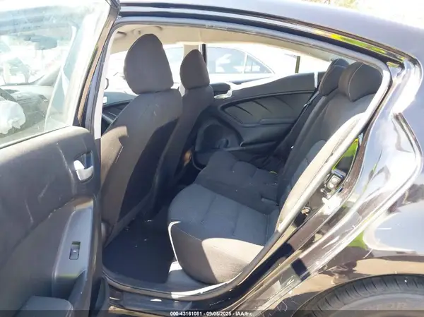 3KPFK4A71HE075901 2017 KIA FORTE - Image 8