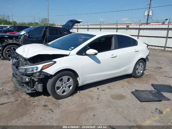 3KPFK4A71HE082296 2017 KIA FORTE - Image 2