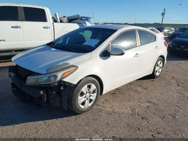 3KPFK4A71HE083402 2017 KIA FORTE - Image 2