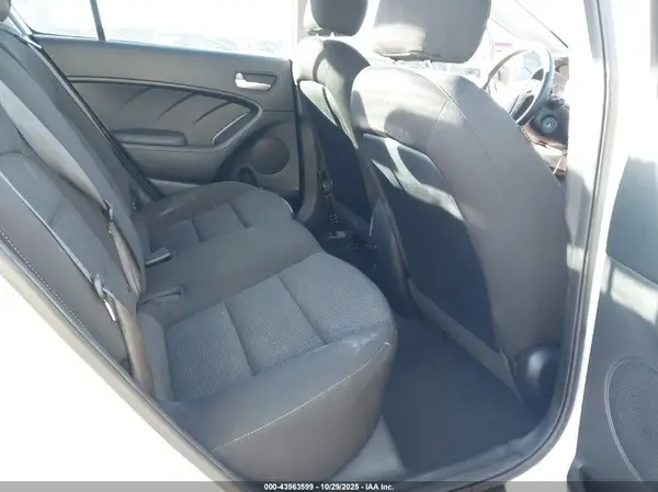 3KPFK4A71HE083402 2017 KIA FORTE - Image 8