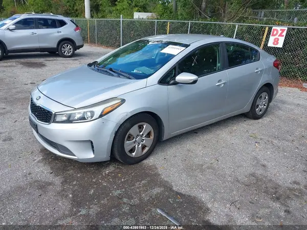 3KPFK4A71HE092424 2017 KIA FORTE - Image 2