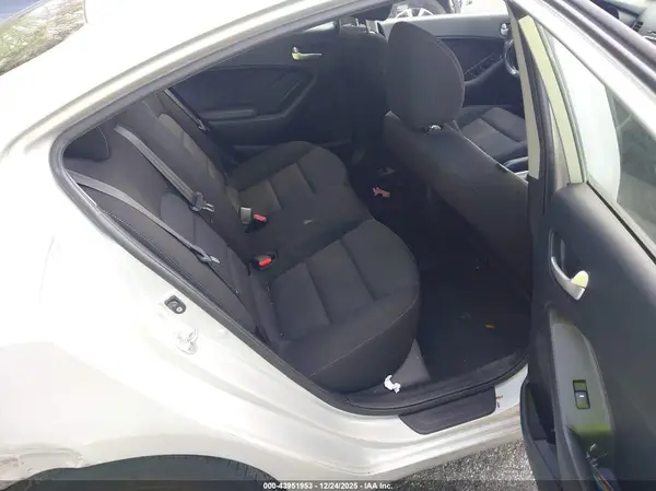 3KPFK4A71HE092424 2017 KIA FORTE - Image 8