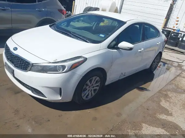 3KPFK4A71HE103812 2017 KIA FORTE - Image 2