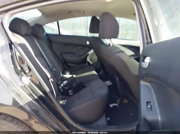 3KPFK4A71HE109206 2017 KIA FORTE - Image 8