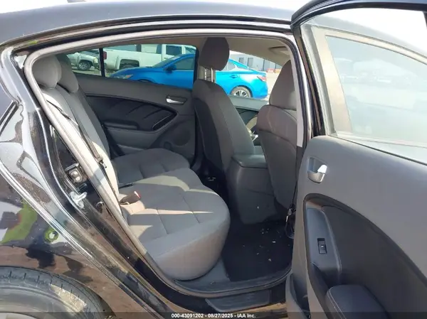 3KPFK4A71HE115748 2017 KIA FORTE - Image 8