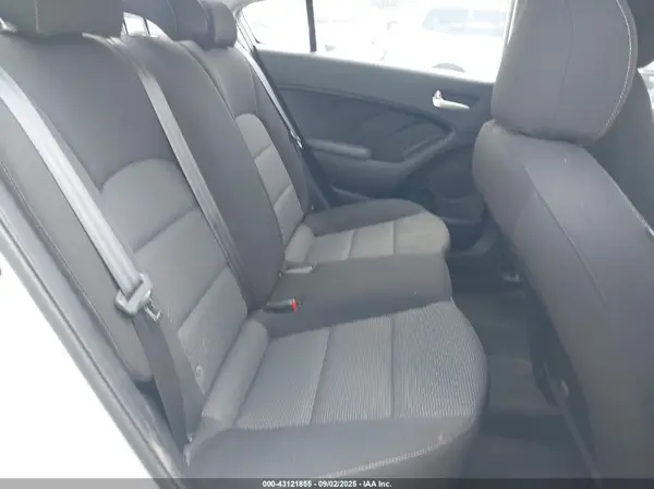 3KPFK4A71HE120545 2017 KIA FORTE - Image 8