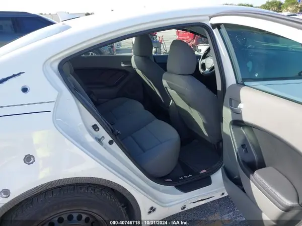 3KPFK4A71HE126278 2017 KIA FORTE - Image 8