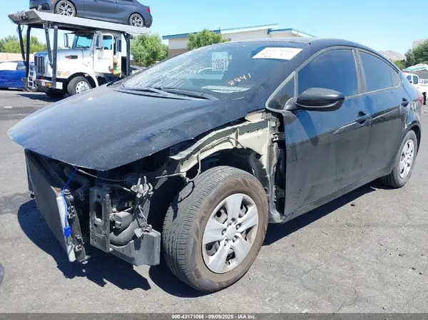 3KPFK4A71HE128841 2017 KIA FORTE - Image 2