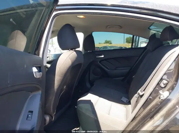 3KPFK4A71HE128841 2017 KIA FORTE - Image 8