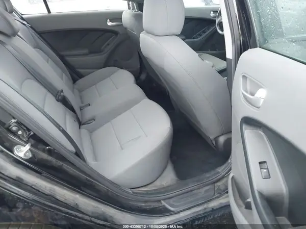 3KPFK4A71HE138043 2017 KIA FORTE - Image 8