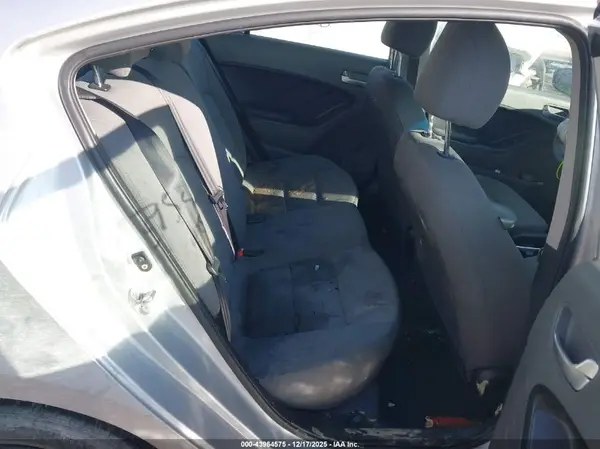 3KPFK4A71HE139547 2017 KIA FORTE - Image 8