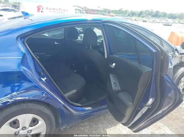 3KPFK4A71HE140164 2017 KIA FORTE - Image 8