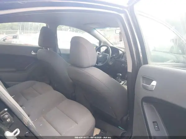 3KPFK4A71HE150919 2017 KIA FORTE - Image 8