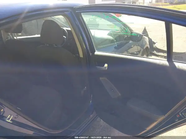 3KPFK4A71HE151391 2017 KIA FORTE - Image 8
