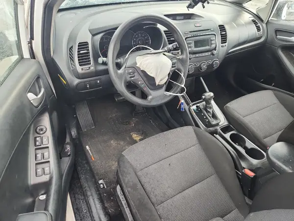 3KPFK4A71HE156266 2017 KIA FORTE - Image 8
