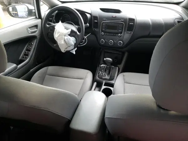 3KPFK4A71HE158423 2017 KIA FORTE - Image 8
