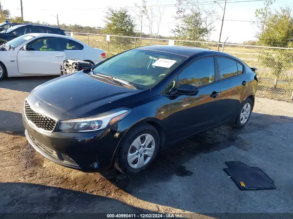 3KPFK4A71HE160981 2017 KIA FORTE - Image 2
