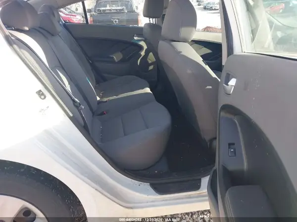 3KPFK4A71JE166494 2018 KIA FORTE - Image 8