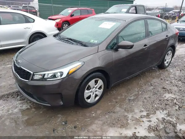 3KPFK4A71JE170545 2018 KIA FORTE - Image 2