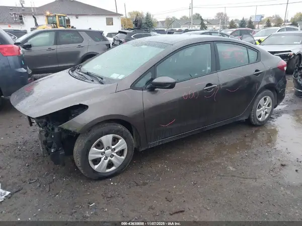 3KPFK4A71JE171453 2018 KIA FORTE - Image 2