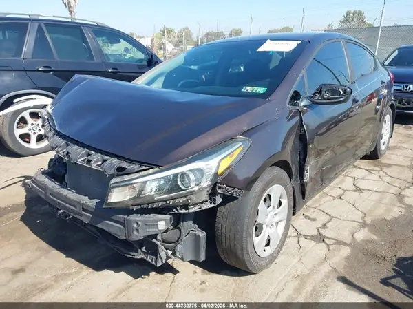 3KPFK4A71JE174689 2018 KIA FORTE - Image 2