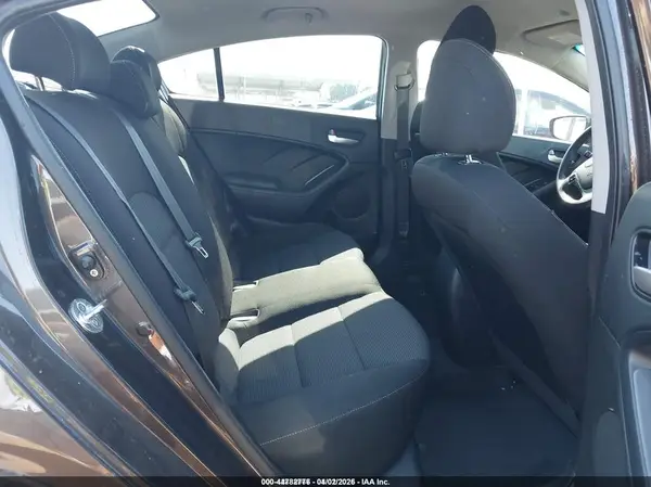 3KPFK4A71JE174689 2018 KIA FORTE - Image 8