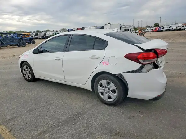 3KPFK4A71JE175373 2018 KIA FORTE - Image 2