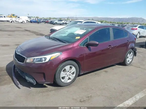3KPFK4A71JE177933 2018 KIA FORTE - Image 2