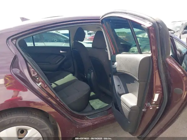 3KPFK4A71JE177933 2018 KIA FORTE - Image 8
