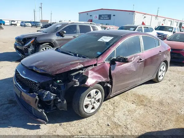 3KPFK4A71JE181772 2018 KIA FORTE - Image 2